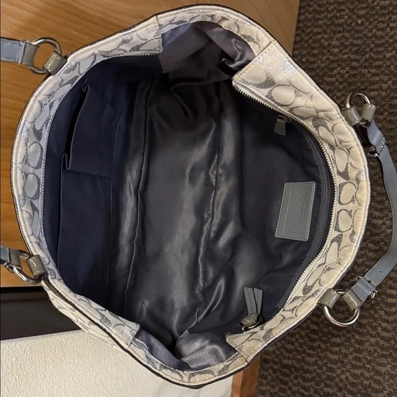 EUC COACH purse. Flawless inside and out. Straps adjustable on both sides. Badge - Picture 9 of 16